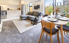 Serenity In The Centre: 2 Bed 2 Bath